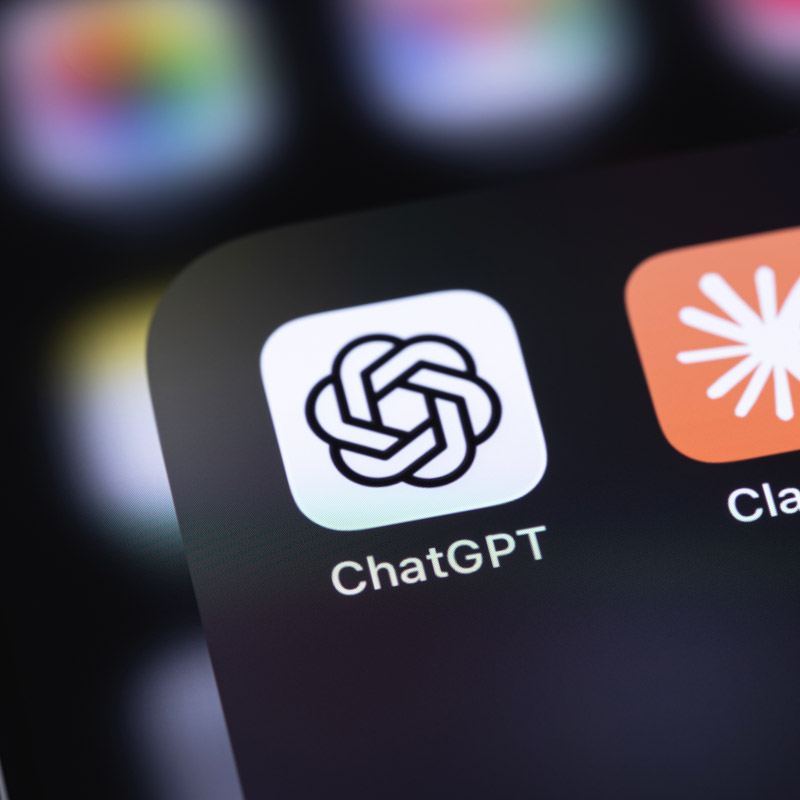 ChatGPT-sovelluksen kuvake puhelimen näytöllä